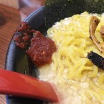 Ramen Iwamotoya - 途中から辛子味噌を溶いて味変。結構辛いですなー。ワシは少し苦手…。