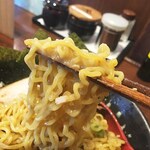 Ramen Iwamotoya - 麺は細ちぢれ麺。とんでもない量が入ってるー。