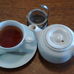 コーヒーショップ　アバウト ア コーヒー - ホットの紅茶はポットで提供
