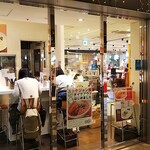 パンチャンとジョン - 赤羽エキュート通路より店内を見る。