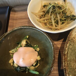 Cafe＆居酒屋 つぼみ - 小鉢、もやしのナムル？とほうれん草と卵の和え物？