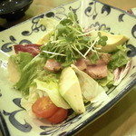 Japanizu Dainingu Nino - ”鶏のたたきとアボカドの柚子胡椒サラダ（６００円）”　アボガドが大きくって良い感じ