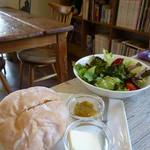 Natural Cafe Iina - パン（ブルートヒェン）\160　サラダ\300