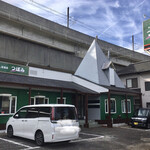 Kafe Ando Izakaya Tsubomi - なんか、駅舎みたいな感じです。奥の三角屋根も印象的。背後にはJRの高架。