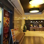 MADRAS SPICE TOKYO - ホテルフロント、左端が店です。ダイワロイネットホテルは居心地の良いビジネスホテルとして名高いです。和洋朝食のバイキングも評判が良いです。