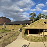 ラ コリーナ近江八幡 - 庭園内。奥の建物が本社