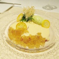 フランス料理 タンモア - 前菜その1：寒ブリ、ネギのムースと生ハムのジュレ、金柑　同じネギでもムースや千切り等違った食感で合わせます。生ハムのジュレもおいしい。アクセントの金柑の甘い爽やかさもよかった。