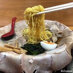 Kanesan Shokudou - 麺は中細ちぢれ麺