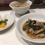 桂花飯店 - スープと小皿と漬物
