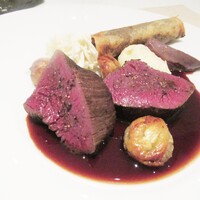 フランス料理 タンモア - 肉料理：エゾ鹿内もも肉のロースト、ソースグランヴヌール、すね肉の煮込みのブリック　良い意味で鹿らしくない、鉄分の少ないマイルドな肉でした