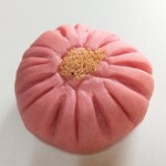 Ra Ra Locale - 紀州梅餡のくまぐすあんぱん。キレイなピンク色。