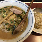 札幌ラーメン 大富 - 味噌ラーメンと半チャーハンセット(800円)