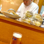 Kisaichi - 西郷隆盛に似た恰幅の良い大将と生ビール（390円）。