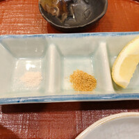 天ぷらふく西 禅と匠 - 左が昆布塩、右がカレー塩。
                      昆布塩がマイルドで美味しく、基本レモンに昆布塩で頂きました。