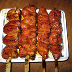 マルチョー - レバー（左）とハツ（右）です。レアーに近いのに、全く臭みもなくふっくら美味しかったです。ハツは、通常の１．５倍はあります。こんなの、初めて！