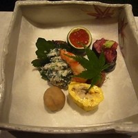 花邑 - 前菜：春菊のヌタ、子持ち鮎、イクラ、海老、零余子、ネギトロ