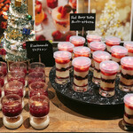 ザ・テラス - リスアラマン＠デンマークのクリスマスデザート。ライスプディングにチェリーソース、赤いベリーのトライフル