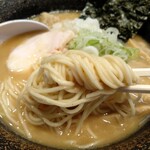 Menya Kohaku - 濃厚鶏そば醤油の麺