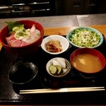 紡 - まぐろ、ぶり、真鯛の山かけ丼のセット。味噌汁小鉢、お漬物、珈琲つき1000円税込。