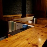 Washoku Dainingu Tsumugi - カウンター席と奥のテーブル席。