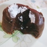 ビアードパパ - チョコレートソース溢れ中