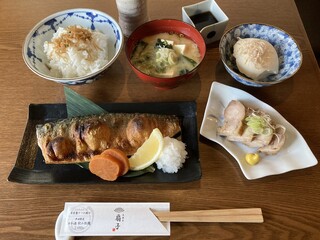 h Sensu - 塩サバ焼き定食