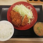 かつや - 運ばれたままの「ロース・メンチカツ定食」