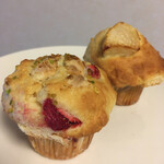 アコルト - いちごホワイトチョコマフィン280円&りんごマフィン240円