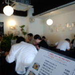 讃岐うどん 白庵 - ランチ時で賑わっている