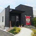 数ヶ月前に出来たばかりの綺麗なお店。お店の前の道はまだ供用されていません（Ｈ２４．０８現在）。