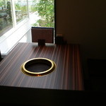 焼肉 kanoya - 窓から見えるお庭の木々も初々しい青さです。