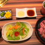 焼肉 kanoya - ご飯、お肉、スープが来ました。あっ、スープの写真取り忘れていた。スープはちゃんと作っているようで美味しかった。