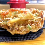 はなちゃんうどん  - えびかき揚げ天　横から