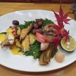 ビストロ マキムシ - 牡蠣オイル漬けと鯖スモーク（オリーブやピクルスも自家製）750円