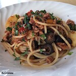 ワインとアテ くま牧場 - Polpo tritato e spaghetti con salsa di pomodoro e Olive