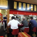 一品香 - 店内はカウンター席、テーブル席