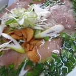 一品香 - 具は、叉焼、メンマ、葱、＋トッピング（ニラ、揚げニンニク）