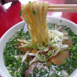 一品香 - 麺は手打ちの太ちぢれ麺