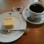 ELEPHANT FACTORY COFFEE - 自家製ミニチーズケーキ、深煎りブレンド