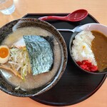 大衆食堂 カムイ - ラーメンミニ丼セット(900円)です。