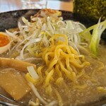 大衆食堂 カムイ - 麺のアップです。