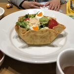 ココス - 周りの硬いバリバリを崩して食べます！内容はアボカドやゆで卵、葉物野菜、トマト、ツナ等だったのうな。