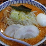 ハッスルラーメン ホンマ - ハッスル味噌ラーメン(うま辛味・もやしトッピング)。サービス券で半熟卵