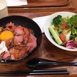 ローストビーフ星 - ローストビーフ丼 (大盛)、サラダセット