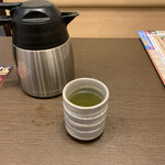 和食麺処 サガミ - 玄米茶。蕎麦アレルギーの人もいるからと言う配慮だろう。