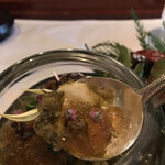 レストラン マノワ - ムニュールミエール５８０８円 。蝦夷あわびの冷製 高麗キジのコンソメジュレ添え。鮑は柔らかく、肝のソース、コンソメジュレと相まって、とーっても美味しくいただきました（╹◡╹）（╹◡╹）