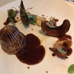 レストラン マノワ - ムニュールミエール５８０８円 。熟成日本鹿のパイ包み焼き ポワブラードソースで。酸味とスパイスの効いたソースが、パイ包みの鹿ひき肉の旨味を引き出し、とーっても美味しかったです（╹◡╹）（╹◡╹）