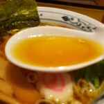 白河ラーメン 小峰屋 - 醬油ラーメンのスープ