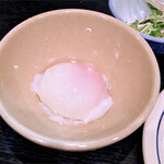 創作鳥焼 五鉄 - パリパリサラダの温玉。