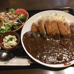 Itsumon Toko - カツカレー。しっかりめのサラダが◎。
                        ご飯も意外に多いです